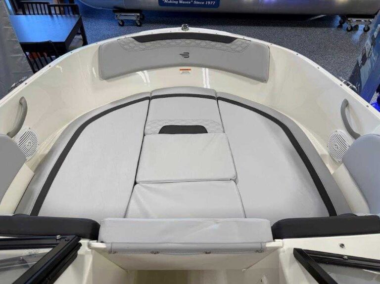 2026 Bayliner M17 - Full Windshield US-BLBX1244G526 [photo 3]